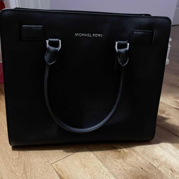 Michael kors medium sized structured purse - Picture 1 of 3